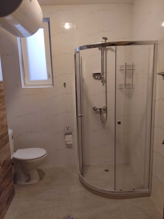 Частно лице отдава нов 3 стаен просторен апартамент 100 м2.