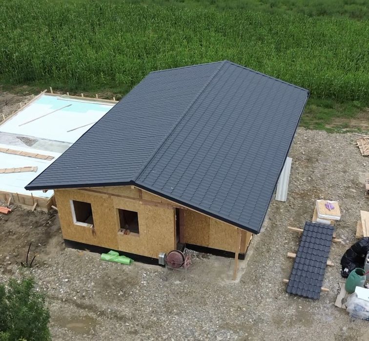 Containere modulare pe structură metalică rezistentă și invelite cu panou sandwich termoizolant,