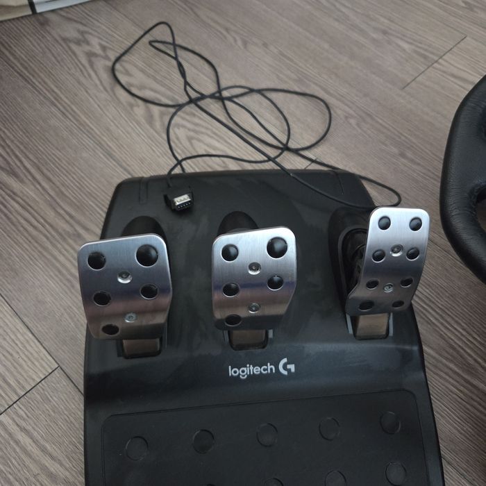 Volan gaming Logitech G cu pedale si schimbator