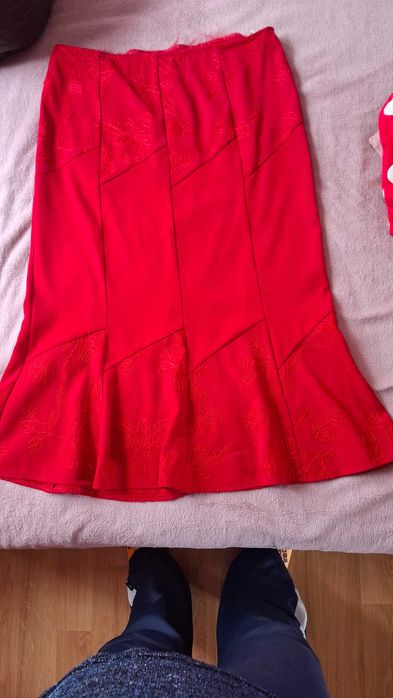 Червен костюм от мека материя