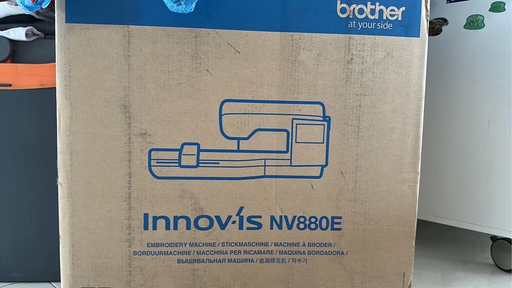 Vând mașină de brodat Brother Innov-is NV880E, complet funcțională, cu cutia originală.