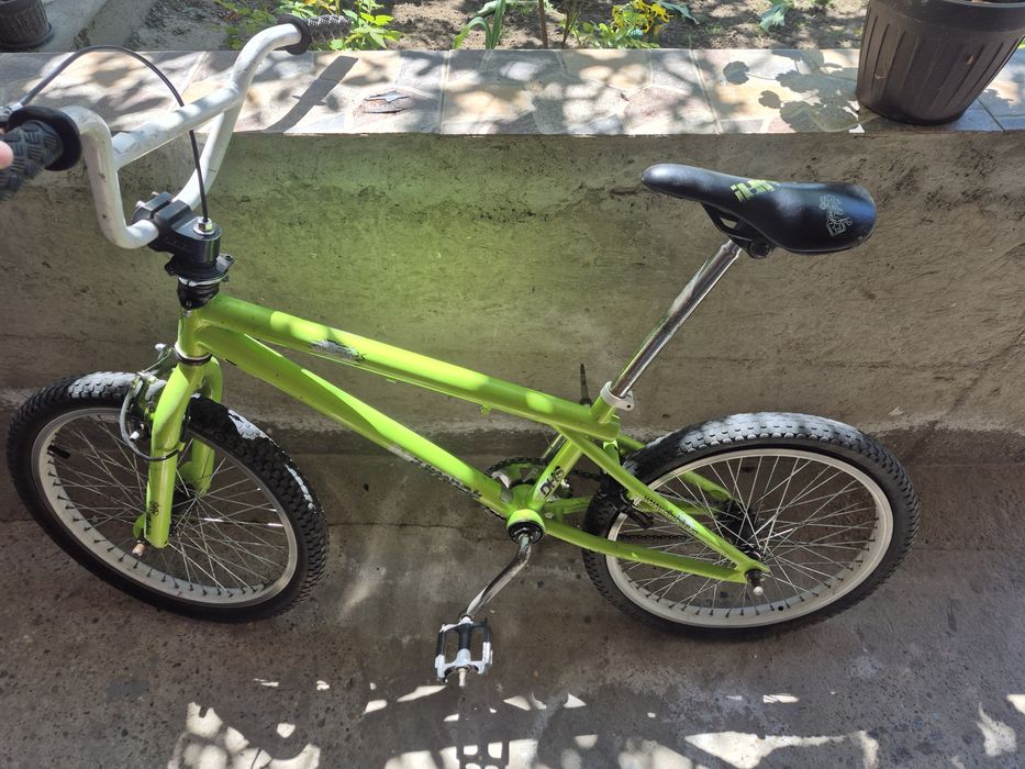 Vând bicicletă BMX
