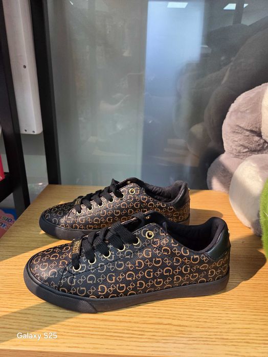 Продават се обувки G3