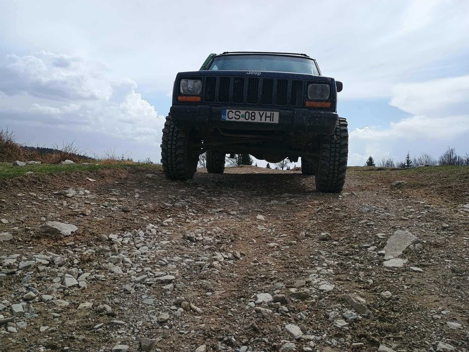 Vând jeep cherokee xj 2.5 diesel, autoutilitara