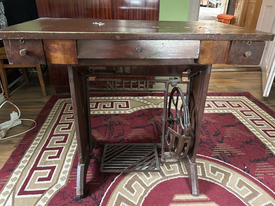 Masina de cusut Nechi cu masa