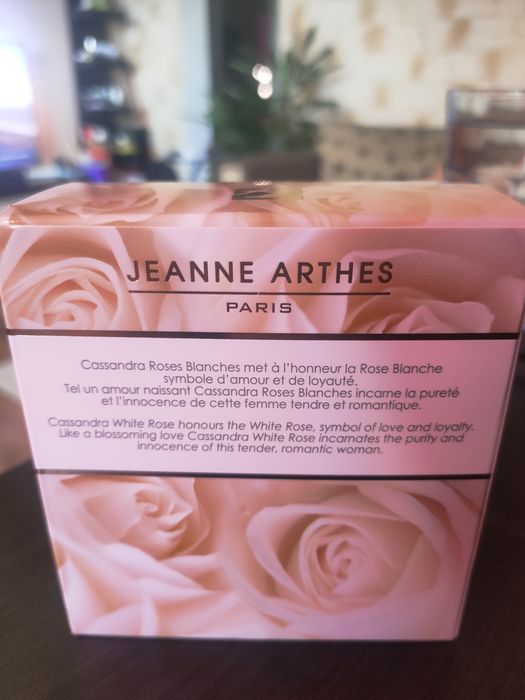 Vând apa de parfum Cassandra Roses Blanches
