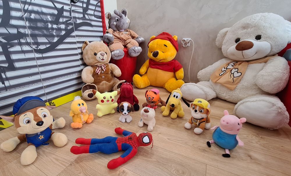Големи и малки плюшени играчки