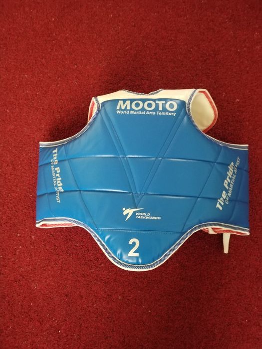 Экипировка, защита для тхэквондо.