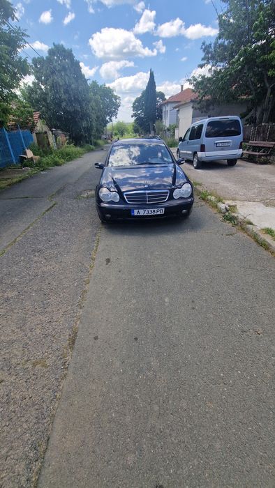 Продавам личния си автомобил Mercedes C180
