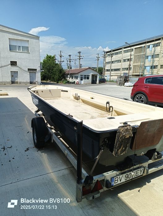 Barcă K-maxx 545 cu peridoc dedicat