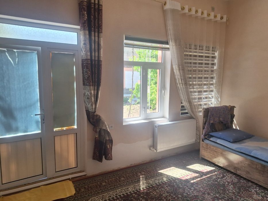 Умид посёлка, катта йулдан 200 метр ичкарида.