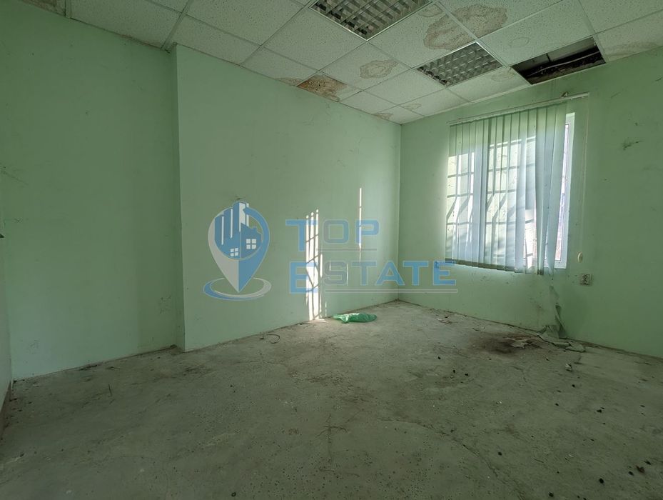 Търговска сграда в центъра на село Самоводене