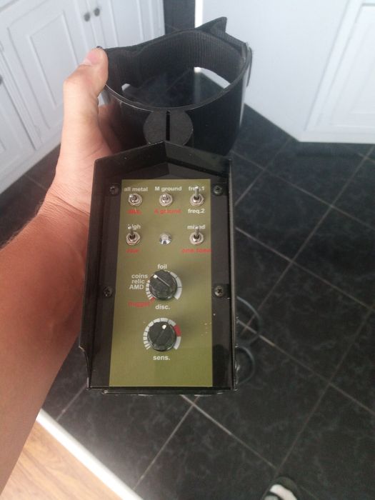 Vând detector metale Relic Striker