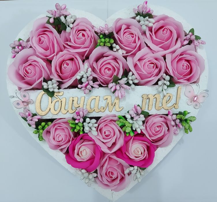 Кутия "сърце " аранжирана със сапунени рози