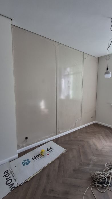 Поклейка обоев и молдинг