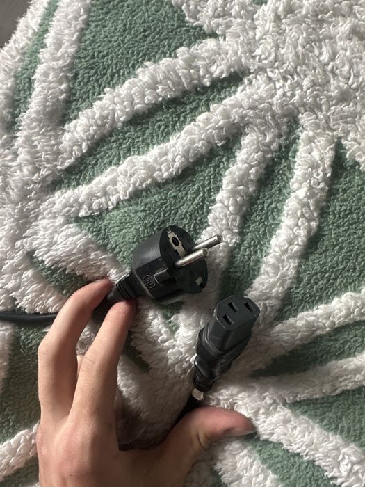 Монитор с проводами