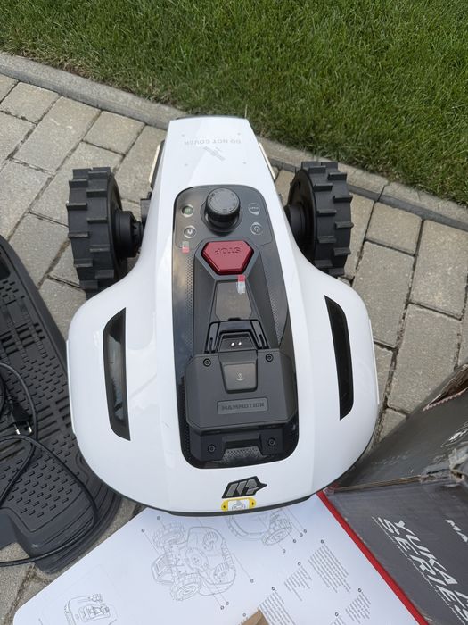Robot tuns iarba fara fir