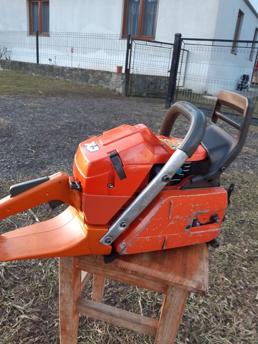 Vînd drujba husvarna 372
