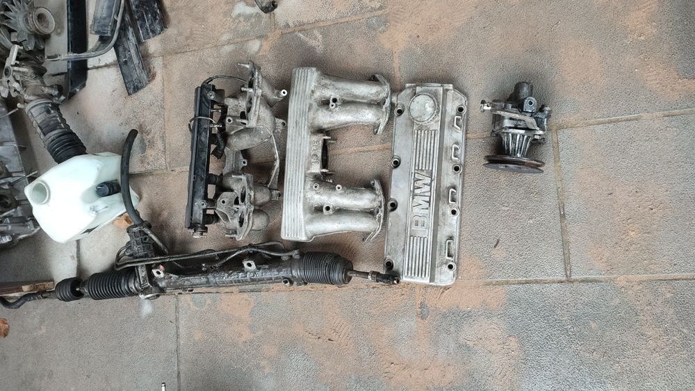 Продам по запчастям е36 седан мотор м40.