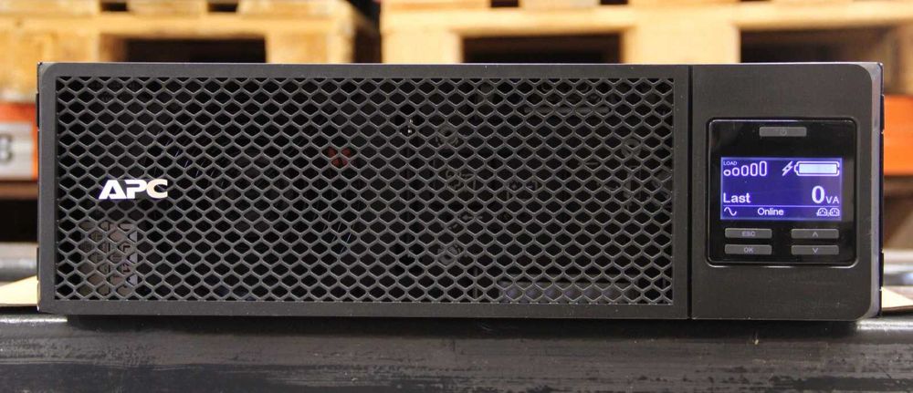 APC UPS SRT5KRMXLI 4500 W 5000 VA stare perfecta, acumulatori noi