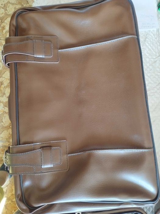 Продавам нови кожени куфари