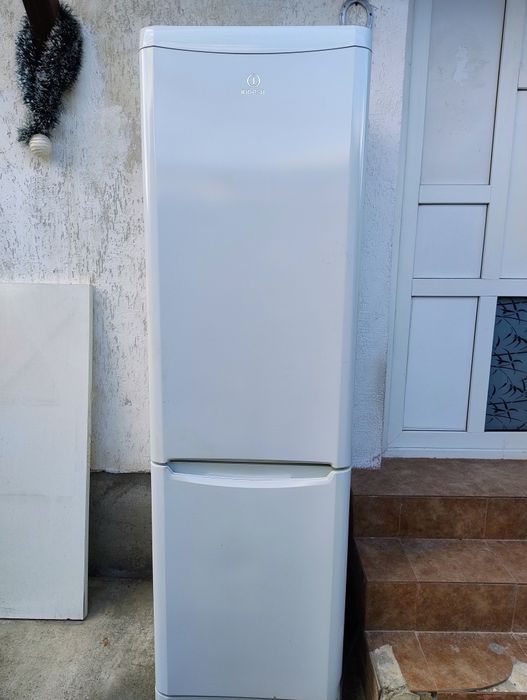 Vând frigider, combina frigorifica Indesit