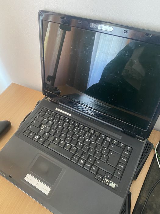 Vand laptop pentru piese