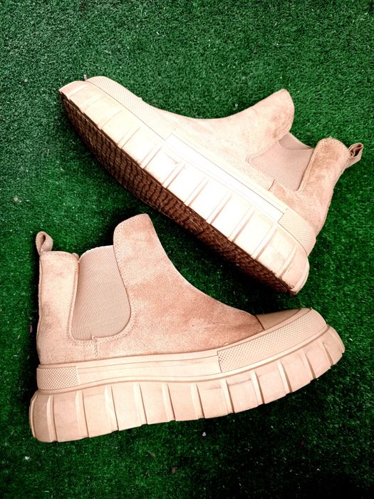 Дамски велур бежави боти