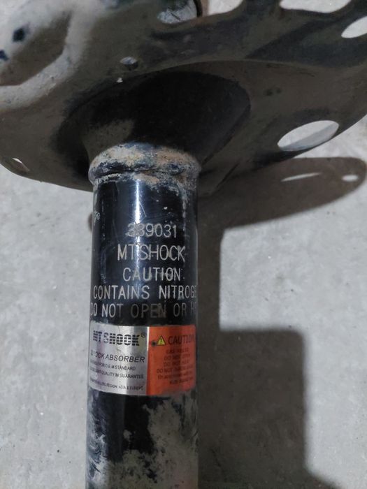 Амортизатор передний правый на Рав4 2007.