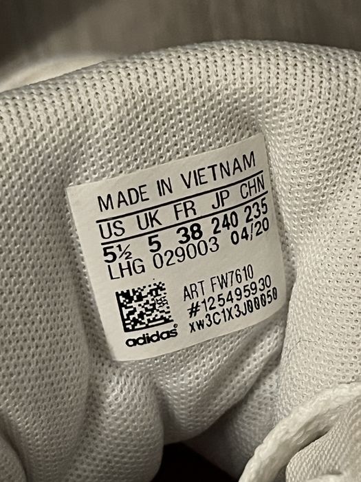 Vând adidași adidas