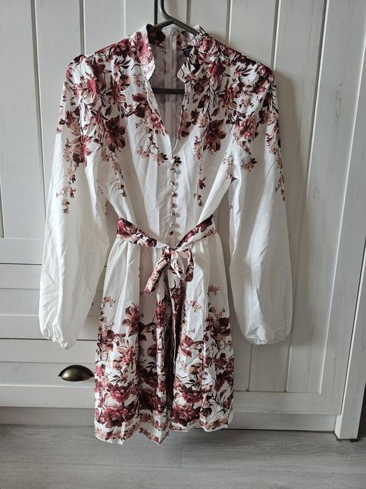 Красива бяла рокля М размер