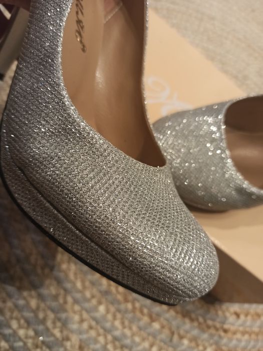 Сребристи обувки на висок ток, 39 номер