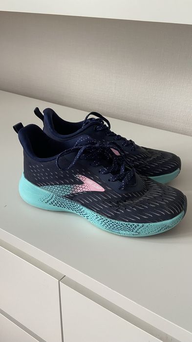 Продам женскую обувь.