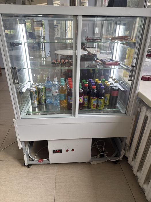 Продается витринный холодильник