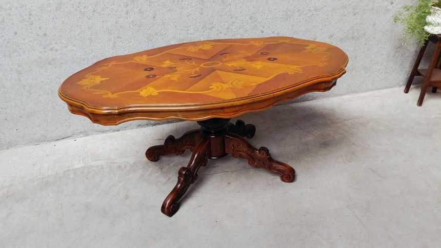 Изящна холна маса с интарзия