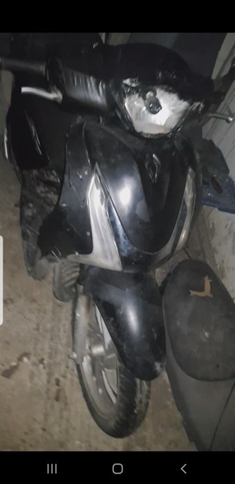 Se vinde honda sh motor de 125 an fabricație 2019  este spart în față