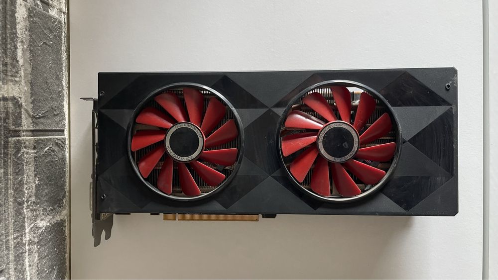 Видео карта XFX R9 8GB i SAPPHIRE NITRO RX580 8GB като нови