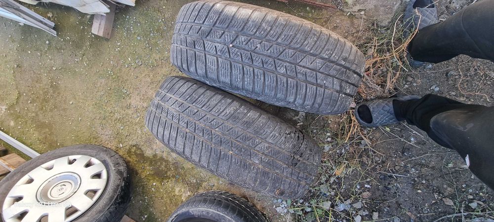 Roți cu doua cauciucuri in stare buna  de vânzare 195,65,15