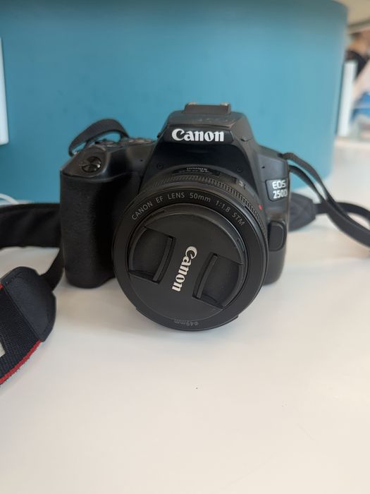 Камера Canon EOS 250D
