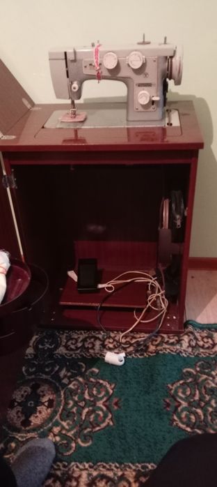 Продам швейную машинку