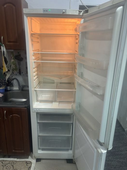 Срочно продам холодильник Индезит в идеальном состоянии есть гарантия