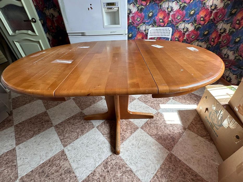 Срочно стол для зала или кухни