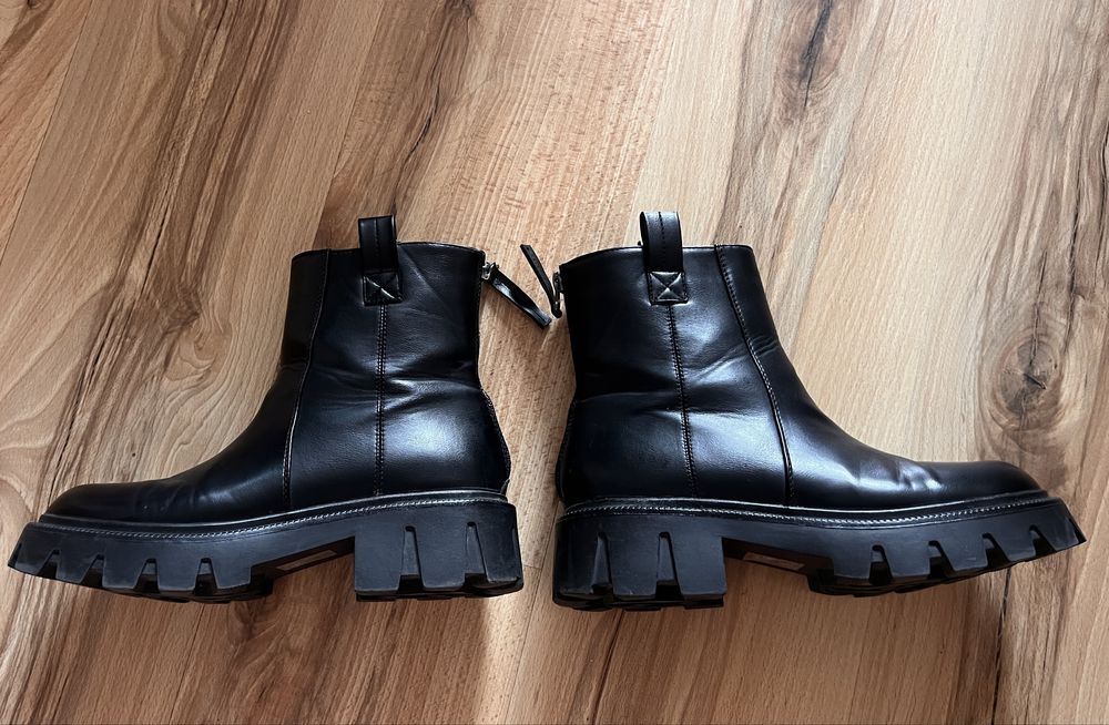 Черни ниски боти  About You