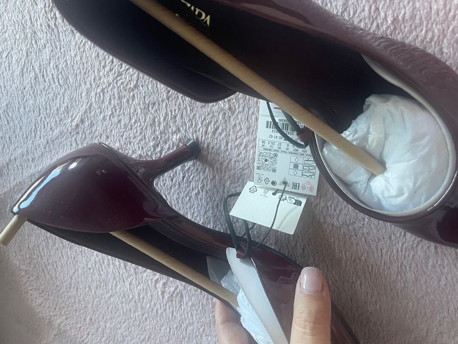 Обувки с ток в бордо Zara