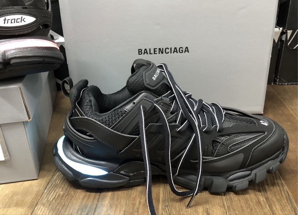 Balenciaga trak