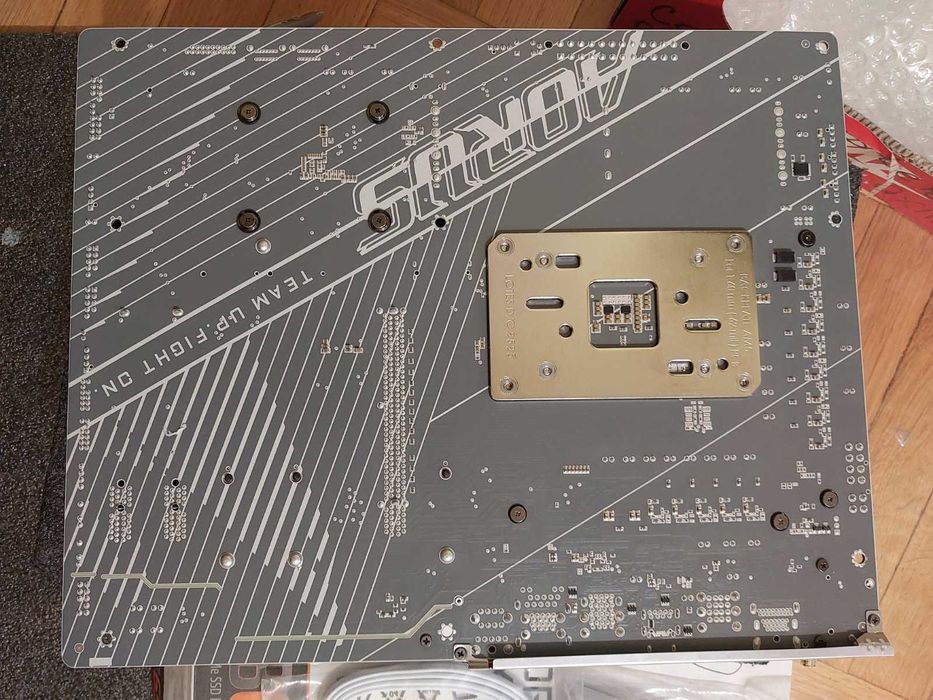 AMD Ryzen 7 9800X3D + Gigabyte B650 Aorus Elite AX ICE Wi-Fi