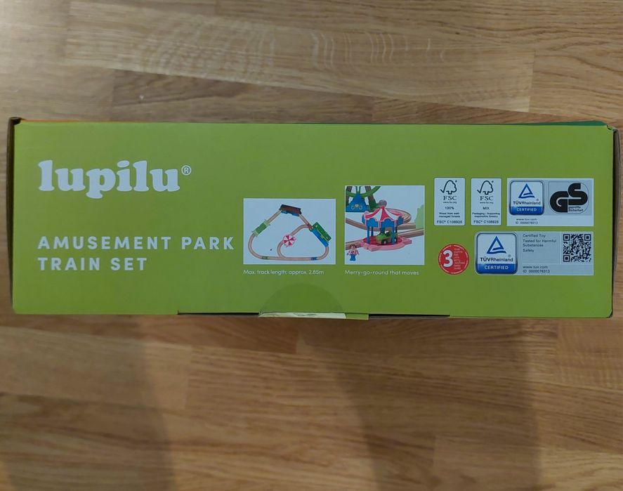 Set de trenuleț din lemn cu tematică de parc de distracții de la Lupilu