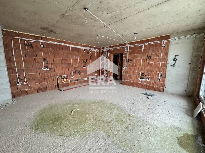 Тристаен апартамент на етап Акт 14 за продажба в район с отлична локац