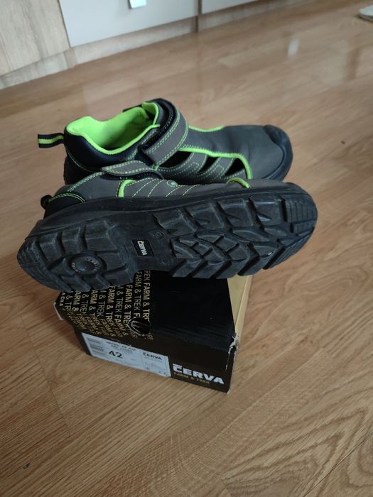 Sandale cu bombeu metalic