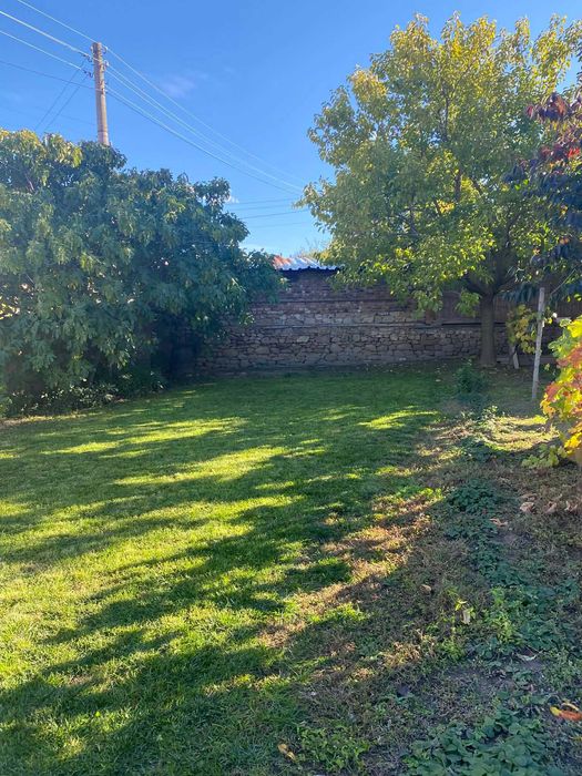 Продавам къща с двор в село Каравелово